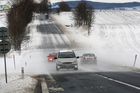 Varování: Na silnicích se budou tvořit sněhové jazyky, na horách napadne až 40 centimetrů sněhu