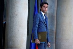 Francouzskou vládu povede dosavadní ministr Attal. Premiérka Borneová rezignovala