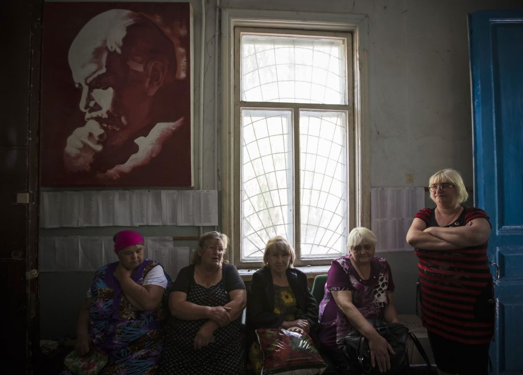 Ženy čekají na odvoz v místním sídle Komunistické strany Ukrajiny ve Slavjansku.