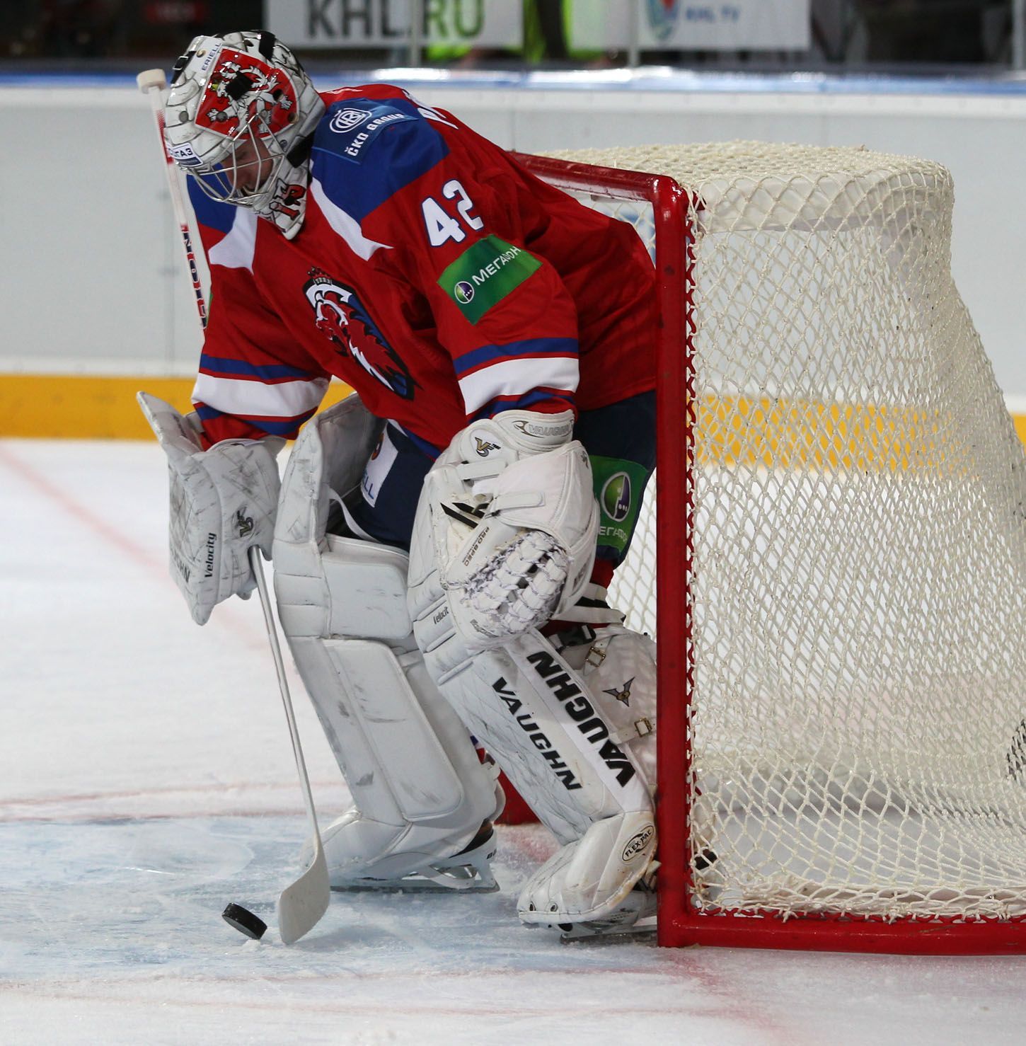 Hokejový brankář Tomáš Pöpperle v utkání KHL 2012/13 mezi Lvem Praha s Dinamem Riga .
