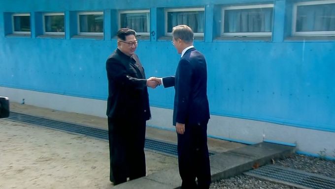 Severokorejský vůdce Kim Čong-un poprvé překročil hranici v demilitarizované zóně a navštívil jih