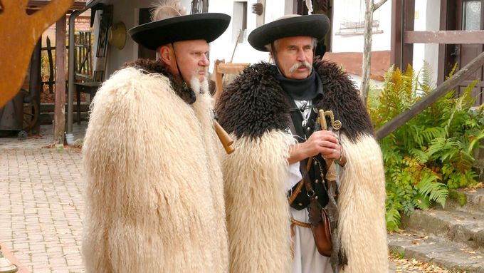 Pastýři v tradičním oděvu během slavnosti v maďarské vsi Hollókő, jejíž historická část je od roku 1987 zapsána na seznamu světového dědictví UNESCO. Ilustrační foto.
