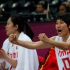 Čínská basketbalistka Fan Žangová (vpravo) slaví vítězství nad českými basketbalistkami v turnaji OH 2012 v Londýně.