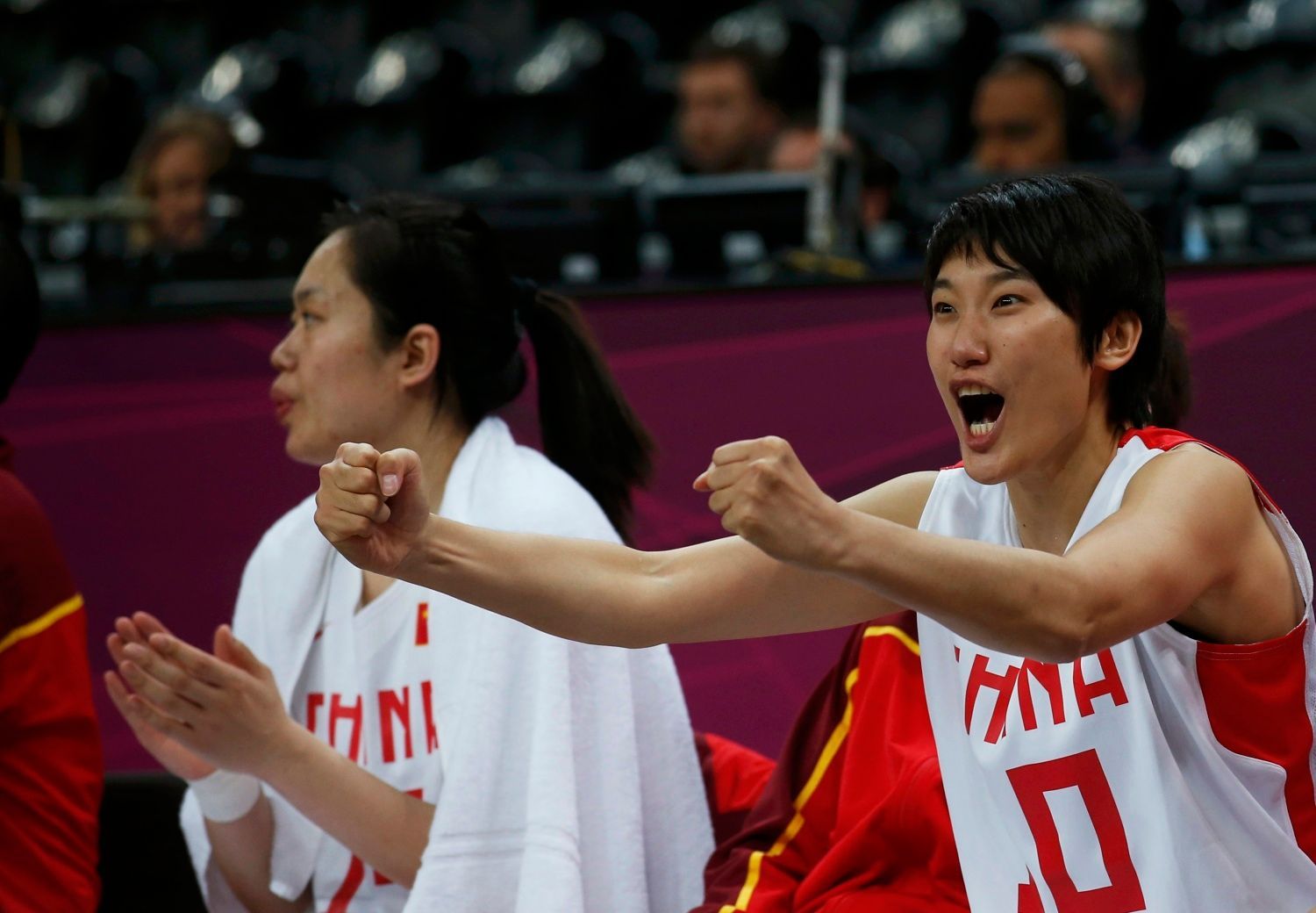 Čínská basketbalistka Fan Žangová (vpravo) slaví vítězství nad českými basketbalistkami v turnaji OH 2012 v Londýně.