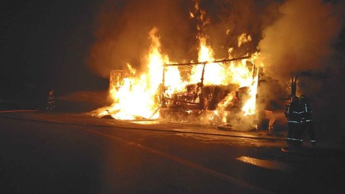 Hasiči zasahují u hořícího kamionu s nábytkem v Bílé na Frýdecko-Místecku.