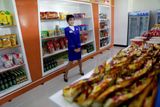 Jídlo se nejčastěji nakupuje formou směny na černém trhu. V metropoli Pchjongjangu však propagandisté rádi otevírají nablýskané obchody - ve kterých si ale může dovolit nakupovat jen bohatá vrstva.