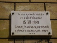 Pamětní deska na budově, před níž se 15.prosince 1989 srotil dav a dala se do pohybu rumunská revoluce.