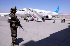 Američané evakuovali další civilisty z Kábulu komerčním letem. Přistál v Kataru