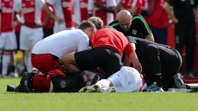Lékařský tým Ajaxu i Brém se okamžitě rozběhl k mladému záložníkovi.