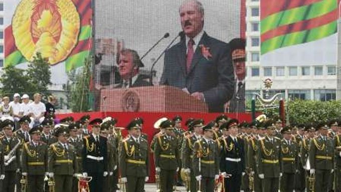 Běloruský prezident Alexandr Lukašenko na vojenské přehlídce v Minsku.