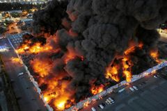 Tusk má podezření, že Rusko stálo za požárem ve varšavském nákupním centru