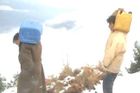 Video: Oběti zemětřesení trápí sníh