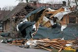 Nedaleko vyvrácených stromů se zřítil rodinný dům pod tíhou střechy spadené z domu naproti přes ulici.