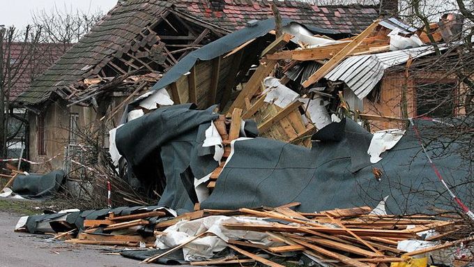 Hradec Králové: Nedaleko vyvrácených stromů se zřítil rodinný dům pod tíhou střechy spadené z domu naproti přes ulici.