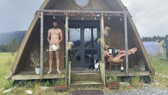 Nahota prodává, řekli si manželé na Novém Zélandu, když hledali kupce pro svou chatu v podhůří Jižních Alp. K inzerátu přidali odvážnou fotografii.