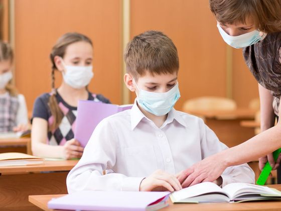 Zmatky kolem nošení roušek ve školách žáci škola roušky koronavirus