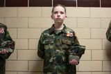 Jedenáctiletá Bailey společně s dalšími nastoupila do řady a čeká na kontrolu uniforem. Snímek byl pořízen na setkání Young Marines, tedy mladých "mariňáků" v pensylvánském Hanoveru.