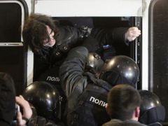 Policie zatýká účastníky demonstrace v Moskvě, kterou svolalo na den voleb opoziční hnutí Jiné Rusko.