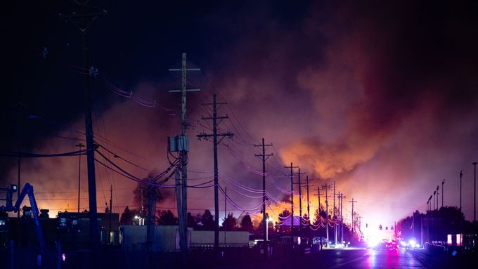 Letadlo UPS po nárazu do země explodovalo, na místě vypukl velký požár.