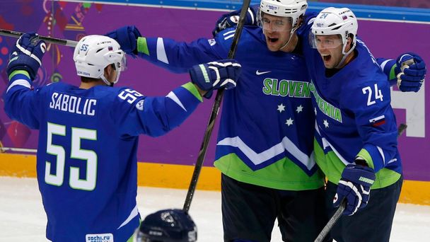 Slovensko - Slovinsko: Robert Sabolič, Anže Kopitar a Rok Tičar slaví gól
