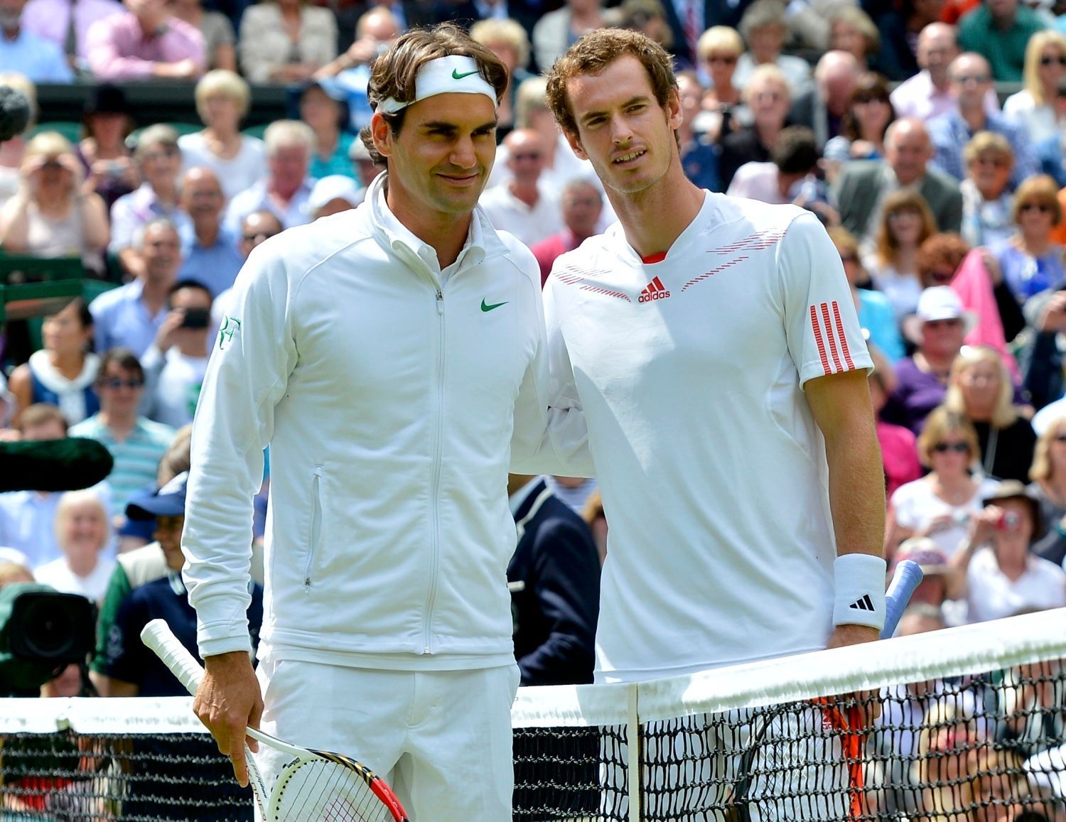Britský tenista Andy Murray a Švýcar Rpger Federer pózují při nástupu do finále Wimbledonu 2012.