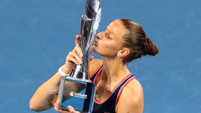 Karolína Plíšková s vítěznou trofejí na turnaji v Brisbane 2019.