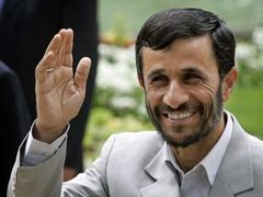Íránský prezident Mahmúd Ahmadínežád považuje holocaust za mýtus.