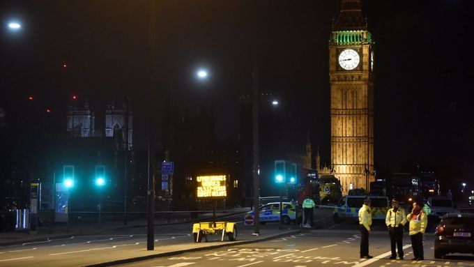 Foto: Britští poslanci se vrací po útoku do práce, policisté byli v ulicích celou noc