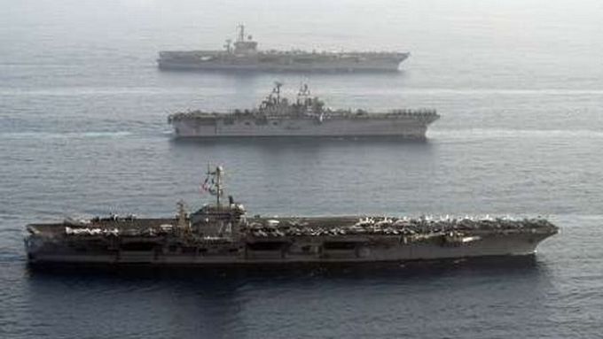 Americké lodě v Perském zálivu nedaleko pobřeží Íránu. Válka se po nových zjištěních zdá být méně pravděpodobná.