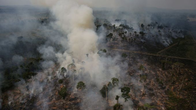 Pálení pralesa dřevorubci a farmáři v brazilském státě Pará na severu země.