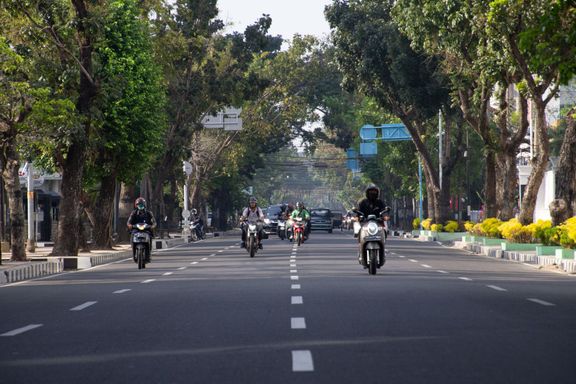 Indonéská města jsou typická rušnou dopravou, zejména na skútrech. Medan, Sumatra, Indonésie.