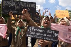 Část Indonésie má zákaz slavit „nemuslimského“ Valentýna. Policie zabavila i kondomy