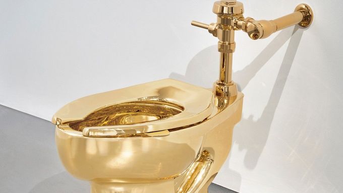 Aukční dům Sotheby's oznámil, že vydraží zlatý záchod, sochu italského umělce Maurizia Cattelana s názvem Amerika. Dražba je naplánována na 18. listopadu v New Yorku.