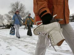 Žákyně dobřichovické školy odcházejí po hodině tělocviku, kterou měly výjimečně na zamrzlé řece nad splavem.