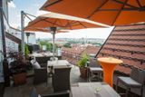 1. místo: restaurace Terasa U Zlaté studně je umístěna v kopci pod Pražským hradem, je z ní krásný výhled na Prahu. Nachází se ve 4. patře hotelu Golden Well (U Zlaté studně). Přiléhá k ní střešní terasa, s kapacitou až 60 míst k sezení, z níž mohou v letních měsících hosté využít i soukromý vstup do královských zahrad (vchod kdysi sloužil císaři Rudolfovi II.)