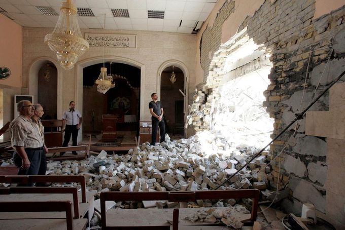 Kostel poškozený po bombovém útoku v Kirkúku, 250 km severně od Bagdádu. 15. srpen 2011.