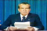 Richard Nixon 8. srpna 1974 v devět hodin večer ve zvláštním televizním projevu oznámil, že odstupuje z úřadu prezidenta Spojených států.
