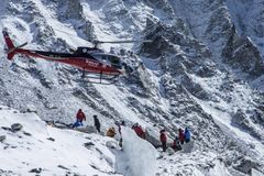 Mount Everest má letos první dvě oběti. Dalších třicet horolezců trpí vážnými omrzlinami