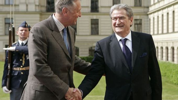 Mirek Topolánek vítá albánského premiéra Saliho Berišu v Praze.