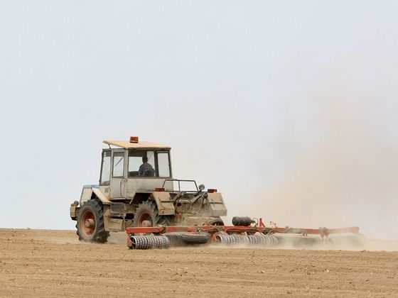 Pozemkový fond Traktor na poli. Ilustrační foto.