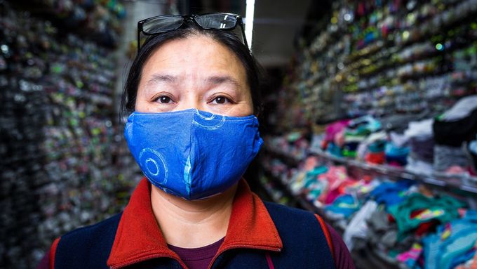 Vietnamka, babička, strážník… 20 portrétů lidí, kteří nezištně šijí roušky ostatním
