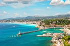 Z letiště v Nice na pláž se cestovatelé dostanou za pět minut. Nejpomalejší transfer nabízí Londýn
