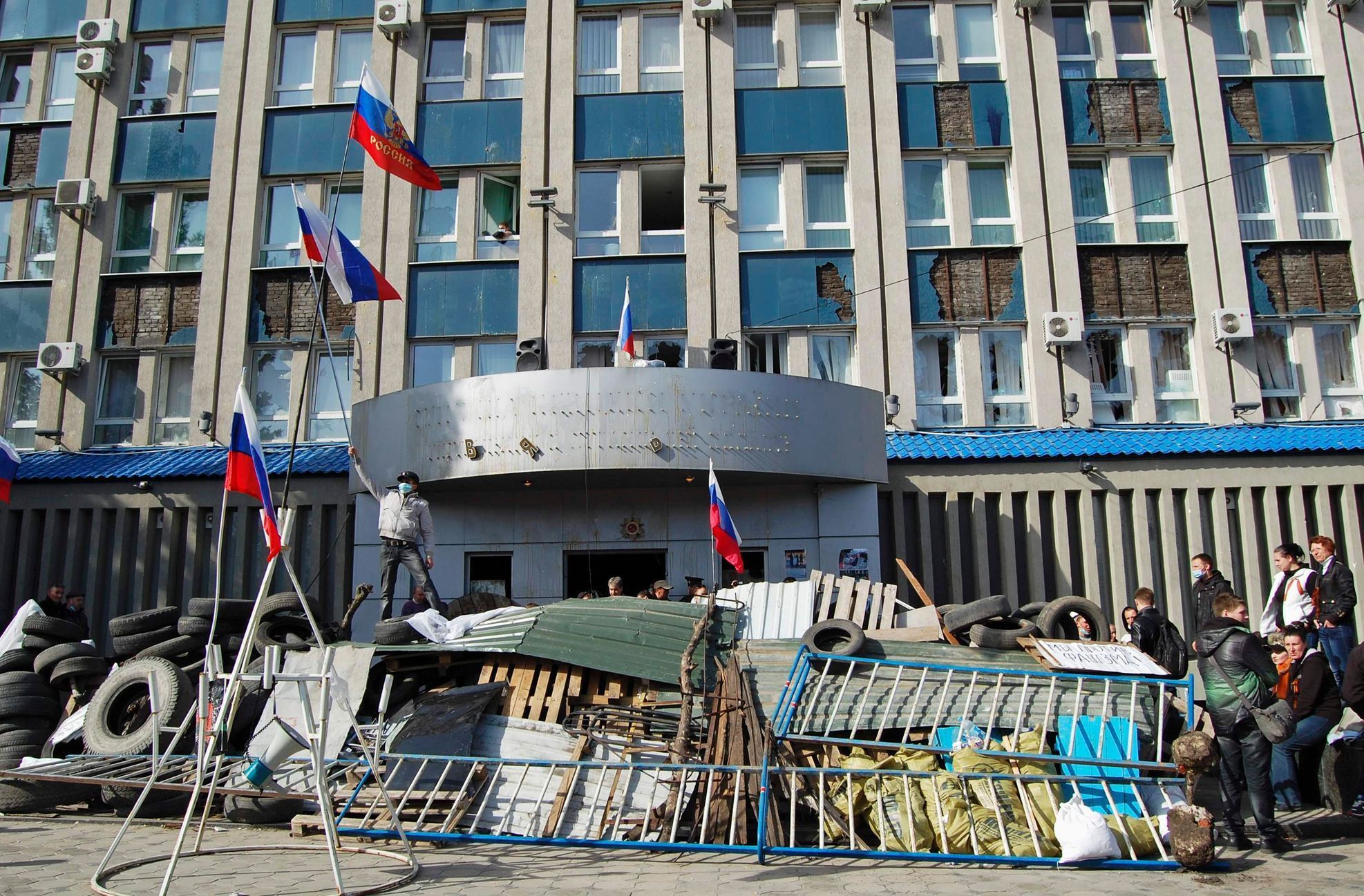 Barikády před budovami SBU v Luhansku.