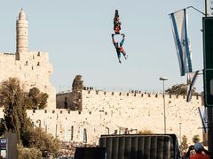 Martin Koreň letí nad Jeruzalémem.