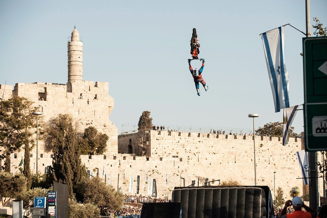 Martin Koreň letí nad Jeruzalémem