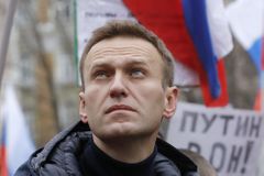 Lékaři probudili Navalného z umělého spánku, po otravě novičokem reaguje na slova
