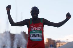 Nadvláda Kamworora. Keňský běžec je potřetí za sebou mistrem světa v půlmaratonu
