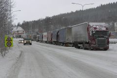 Kamiony od 08:00 do Polska přes Harrachov neprojedou. Silnice bude pro ně kvůli sněhu uzavřena