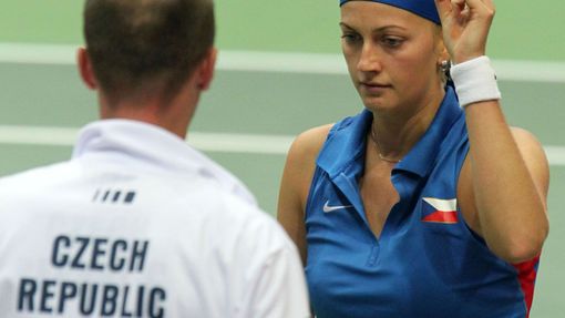 Česka tenistka Petra Kvitová s Petrem Pálou v semifinále Fed Cupu 2012 s Itálií.
