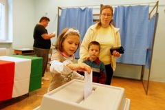V Maďarsku se v referendu hlasuje o kvótách pro migranty. Není jisté, zda k němu přijde dost lidí
